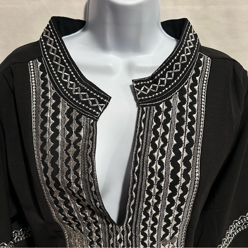 Women’s black short sleeve shirt with a white Bohemian print. size XL, V Neck